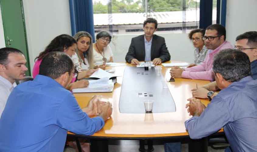 Detran RO discute implantação do novo modelo de placas do Mercosul, placas cinza continuam valendo