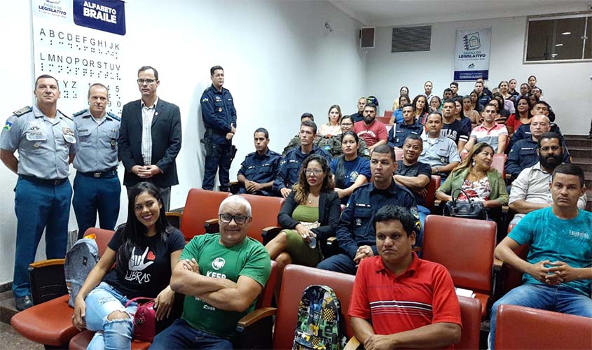 Escola do Legislativo capacita forças policiais e de trânsito em Libras