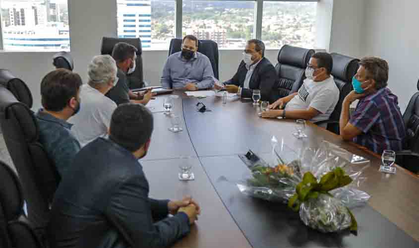 Presidente Alex Redano se reúne com empresários do transporte escolar, que enfrentam dificuldades