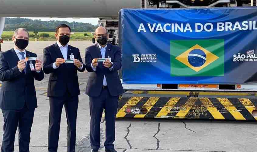 Chega ao Brasil insumo da China que vai permitir fabricação de 8,6 milhões de doses da Coronavac