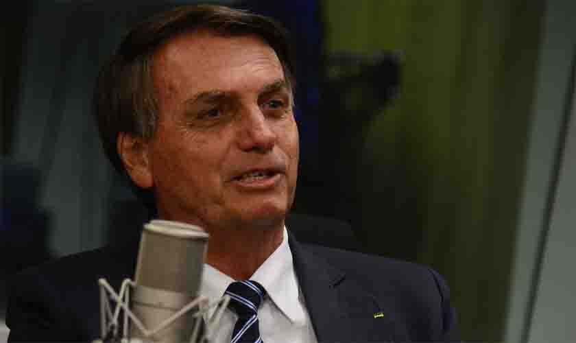 Bolsonaro oficializa reajuste de 33,23% para professores