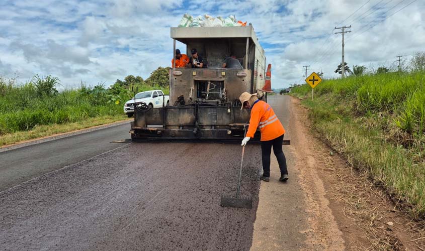 Governo de RO revitaliza a RO-135 com microrrevestimento