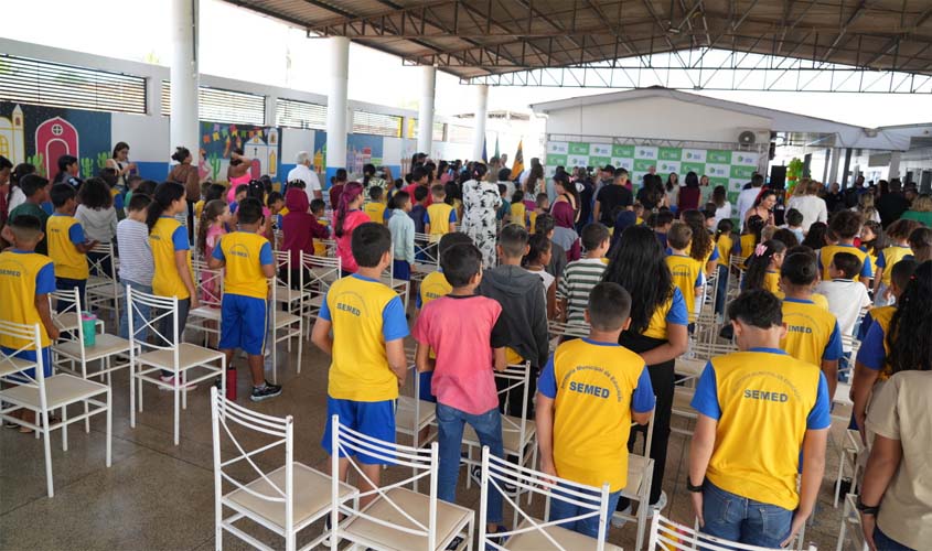 Volta às aulas tem novos uniformes e reforço profissional