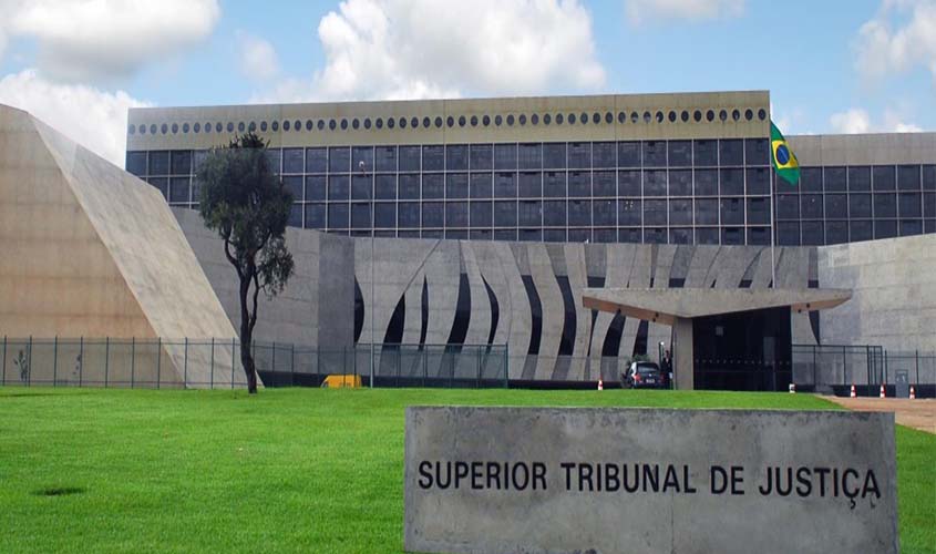 Reembolso por descumprimento contratual relativo a IPTU de outro imóvel não autoriza penhorar bem de família do devedor