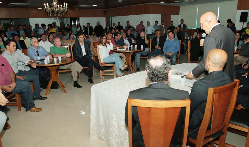 Governador Confúcio Moura assina convênio com prefeituras e anuncia que deixa o governo do estado