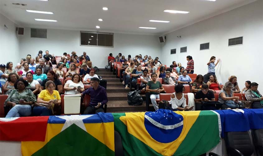 Trabalhadores em educação, em greve, ocupam galeria da Assembleia Legislativa de Rondônia por tempo indeterminado