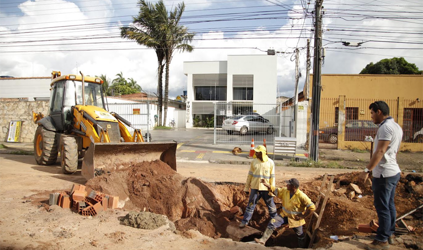 Semusb interdita trecho em área central para troca de rede de drenagem