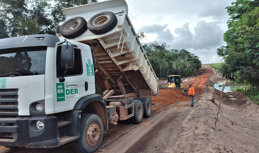 Com equipe reduzida, DER de Vilhena segue firme em obras nas rodovias