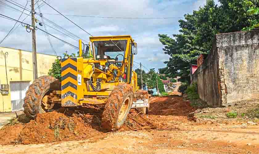 Equipes de terraplanagem eliminam pontos críticos em ruas e estradas