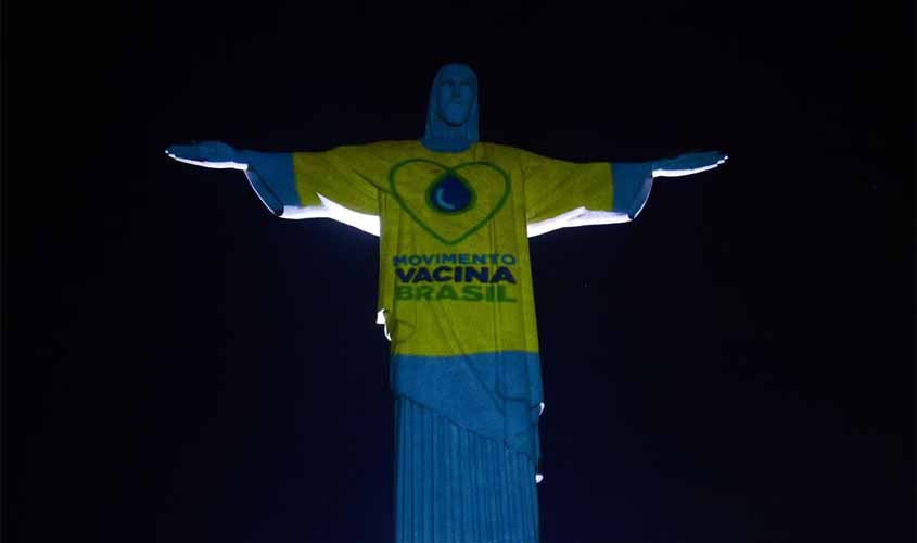 Cristo é iluminado para marcar campanha de vacinação contra a gripe