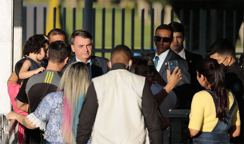 Bolsonaro diz que agressão a jornalistas deve ser punido