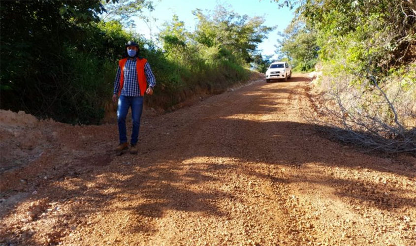 Serviços de manutenção são executados na Estrada Velha