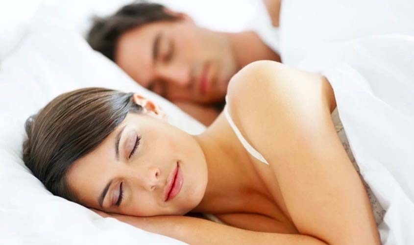 Estudo diz que dormir acompanhado pode ser a solução dos seus problemas