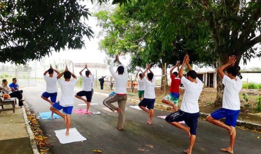 Prática de yoga em Centro Socioeducativo de Ji-Paraná é bem recebida pelos adolescentes