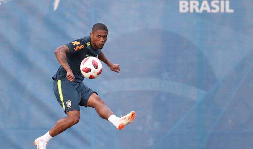 Douglas Costa poderá ficar no banco no jogo contra a Bélgica