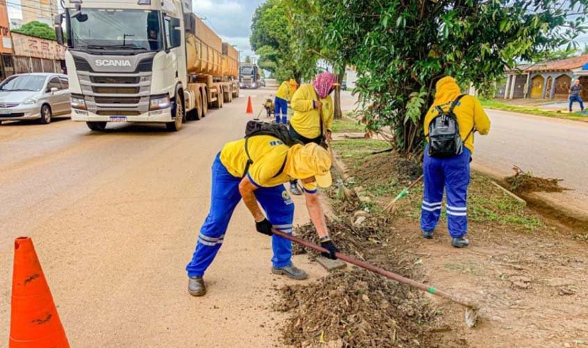 Equipes de limpeza reforçam o trabalho na avenida Calama