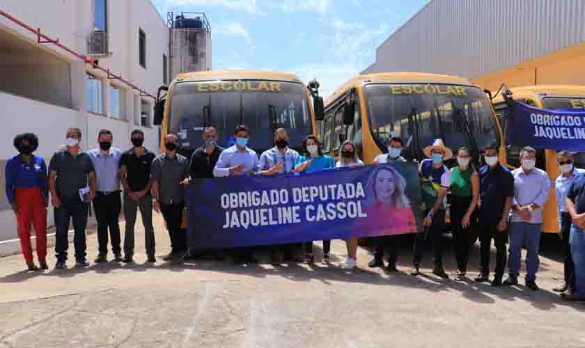 Deputada Jaqueline Cassol entrega 11 ônibus para a prefeitura
