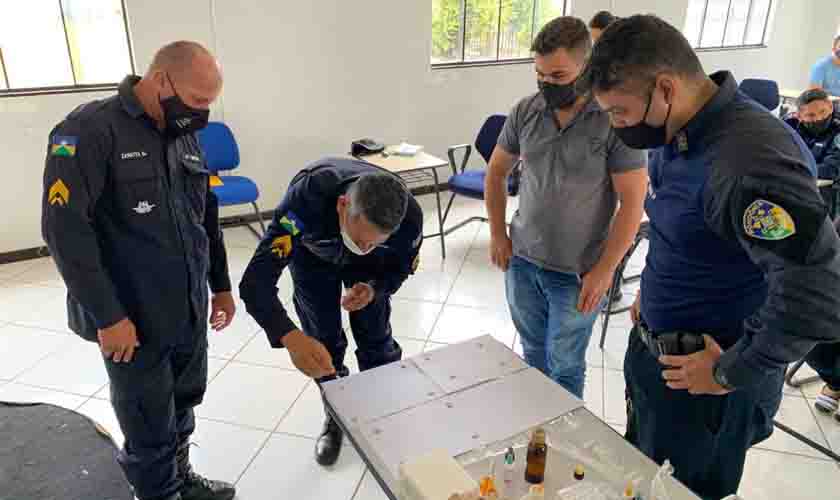 Policiais militares participam de curso para identificar drogas apreendidas e combater tráfico