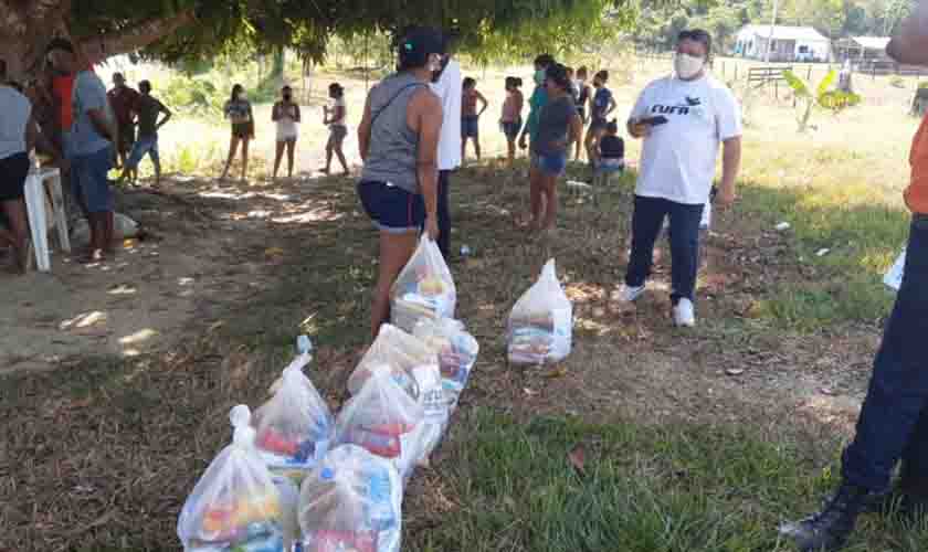 Famílias ribeirinhas recebem alimentos da Defesa Civil Municipal