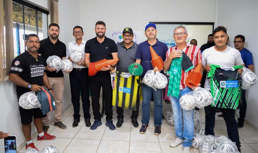 Prefeitura entrega kits de materiais esportivos