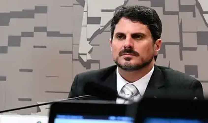 Senador Marcos do Val é levado para colocar tornozeleira eletrônica