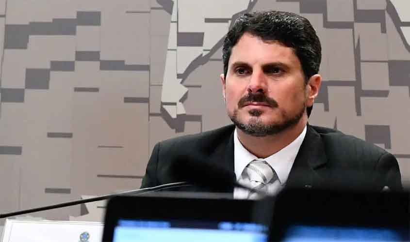 Senador Marcos do Val recebe tornozeleira ao retornar dos EUA