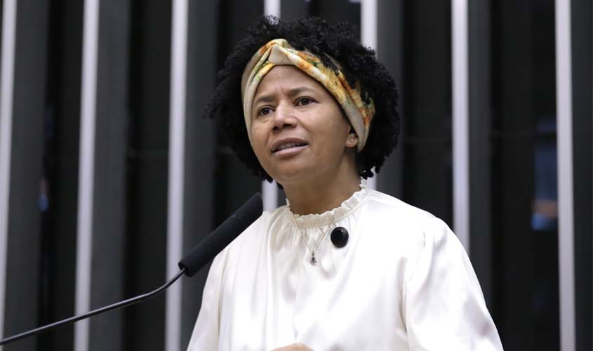 Justiça condena autor de ofensas raciais contra Sílvia Cristina no WhatsApp a pagar R$ 25 mil 