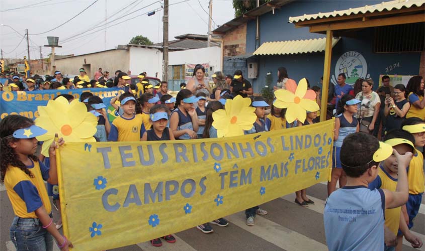 Escola realiza ato cívico com desfile de crianças