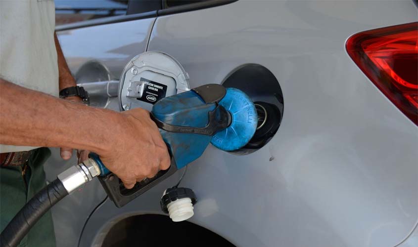 Com alta de 1,68% anunciada para amanhã, gasolina tem recorde de preço