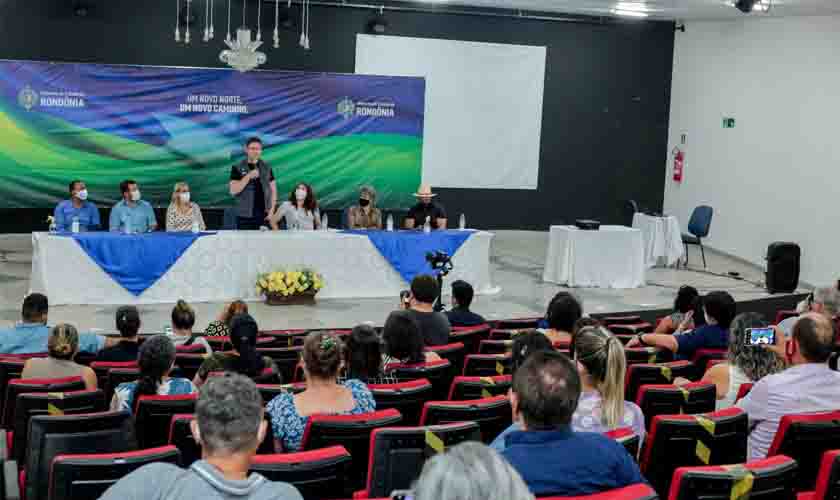 Governo de Rondônia reúne-se com profissionais da educação e entrega equipamentos e mobiliário