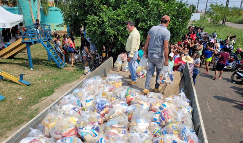 Ação conjunta entre a Prefeitura de Ariquemes e Defesa Civil leva cestas básicas para famílias em vulnerabilidade social