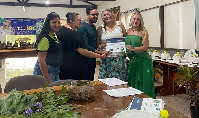 Ieda Chaves participa da entrega de certificados do curso de artesanato de alto padrão