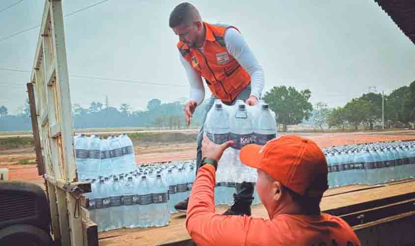 Comunidade da Vila Marmelo recebe doação de água potável