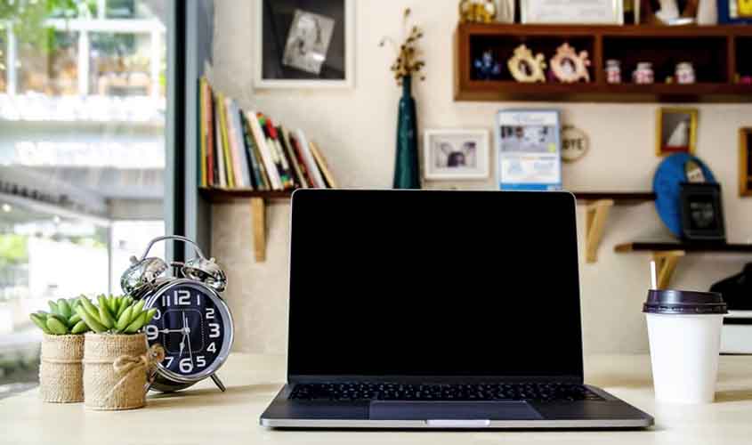 Sem aditivo contratual escrito sobre teletrabalho, corretora terá de pagar horas extras a gerente