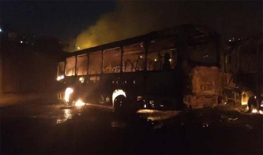 Confronto entre quadrilhas têm pelo menos 4 ônibus incendiados no Rio