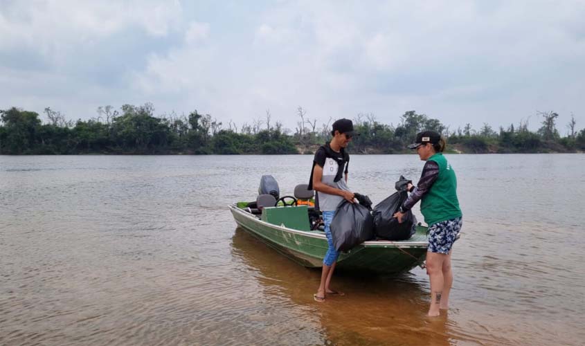 Mutirão de limpeza de descartes irregulares alerta comunidade às margens do rio Guaporé