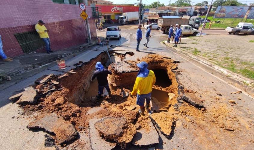 Prefeitura trabalha em recuperação de trecho da avenida Farquhar