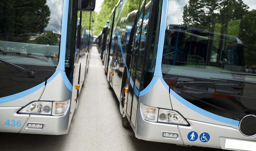 Empresa de ônibus é condenada por revelia