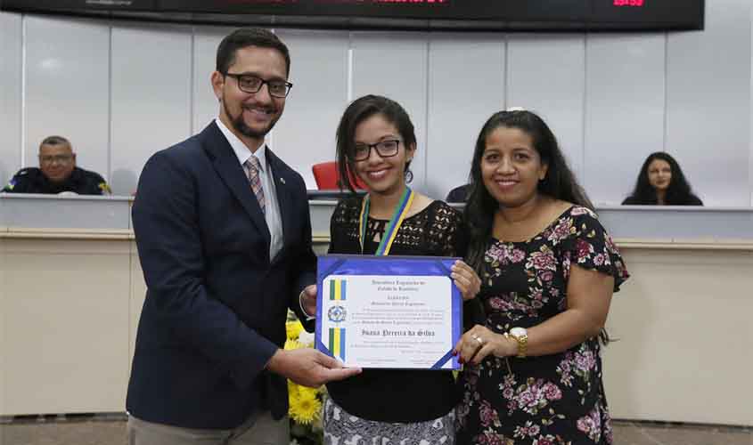 Deputado Anderson do Singeperon entrega medalhas de Mérito Legislativo e votos de louvor