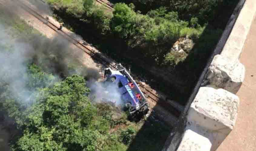 Ônibus cai de viaduto em João Monlevade, Minas Gerais. Bombeiros confirmam 15 mortes