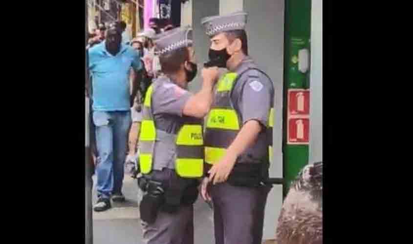 PM aponta arma para o rosto de outro policial no centro de São Paulo (vídeo)