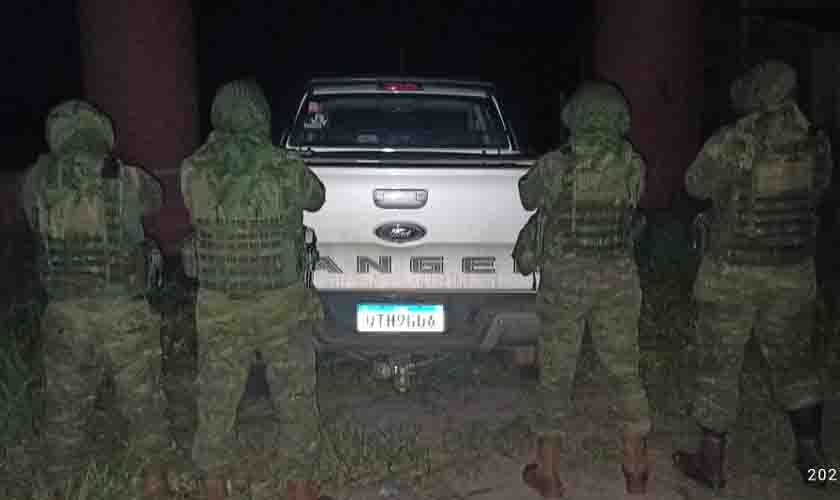 Polícia Militar apreende em Guajará-Mirim, veículo roubado em Campo Novo de Rondônia. Suspeitos armados tinham feito a família refém