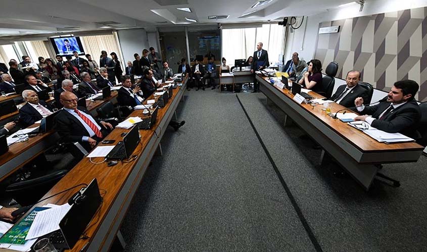 Oposição quer derrubar decreto que restringe armas. Governistas elogiam  