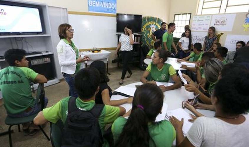 Reajuste no piso dos professores deve elevar base salarial para R$ 4.420,36 em 2023