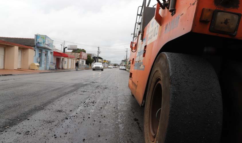 Continua o serviço de tapa buracos e recapeamento em diversas ruas