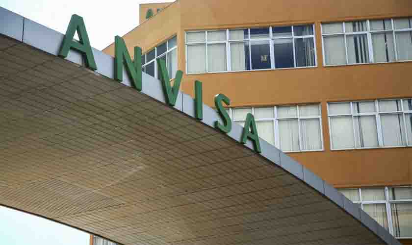 Anvisa alerta que 50 Ervas Emagrecedor está proibido no Brasil