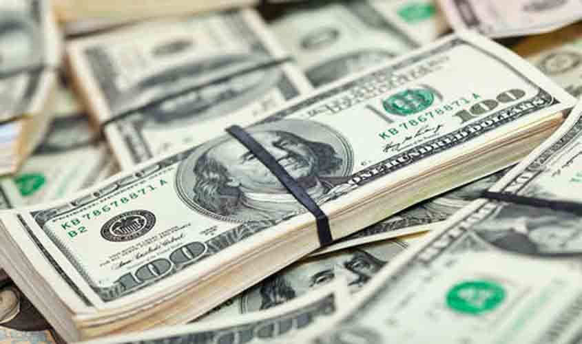 Dólar fecha última sessão em queda, com registro do 12° recuo seguido