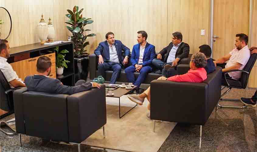 Presidente da Assembleia Legislativa recebe lideranças de Ariquemes para tratar de demandas do município