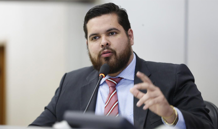 Jean Oliveira indica compra de transporte escolar com rampa para Primavera de Rondônia