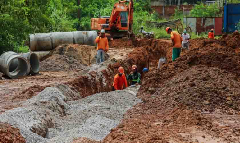 Obras de drenagem acontecem no bairro Cascalheira